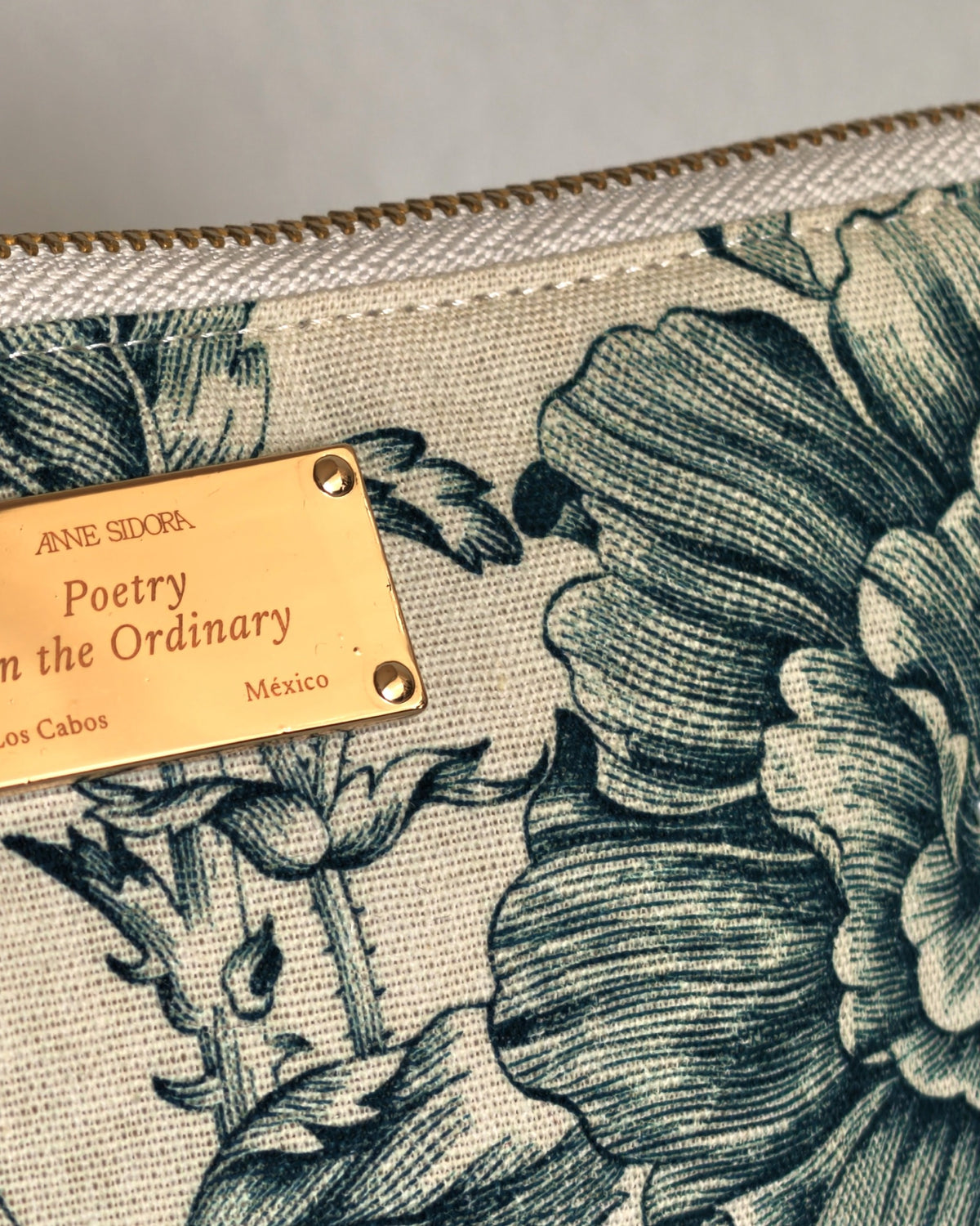 Camelia pouch Green by Anne Sidora, close up of Miyuki bead embroidery