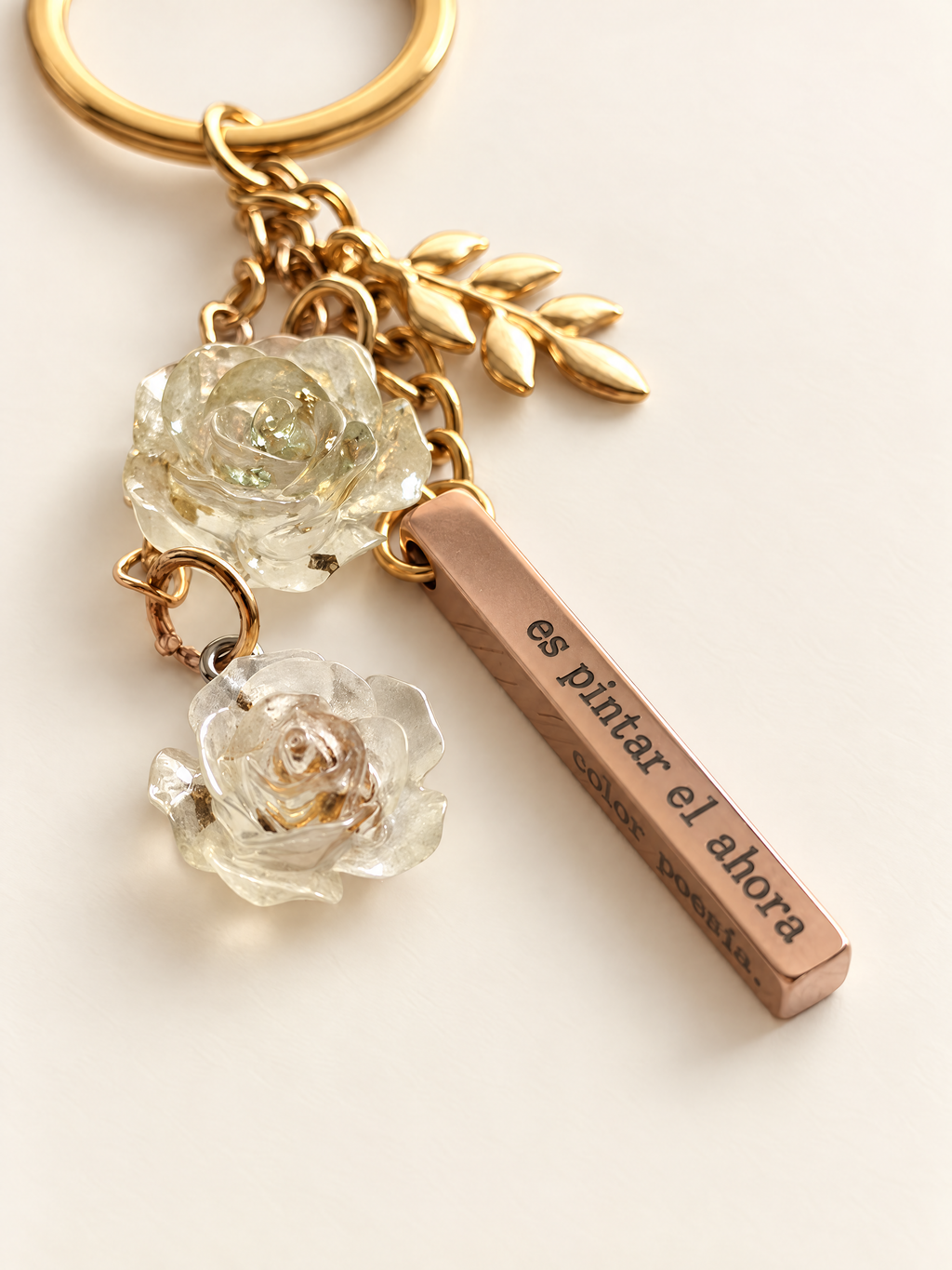 Poesía Keyring pink gold bar with yellow gold chains, leaf and translucent acrylic roses