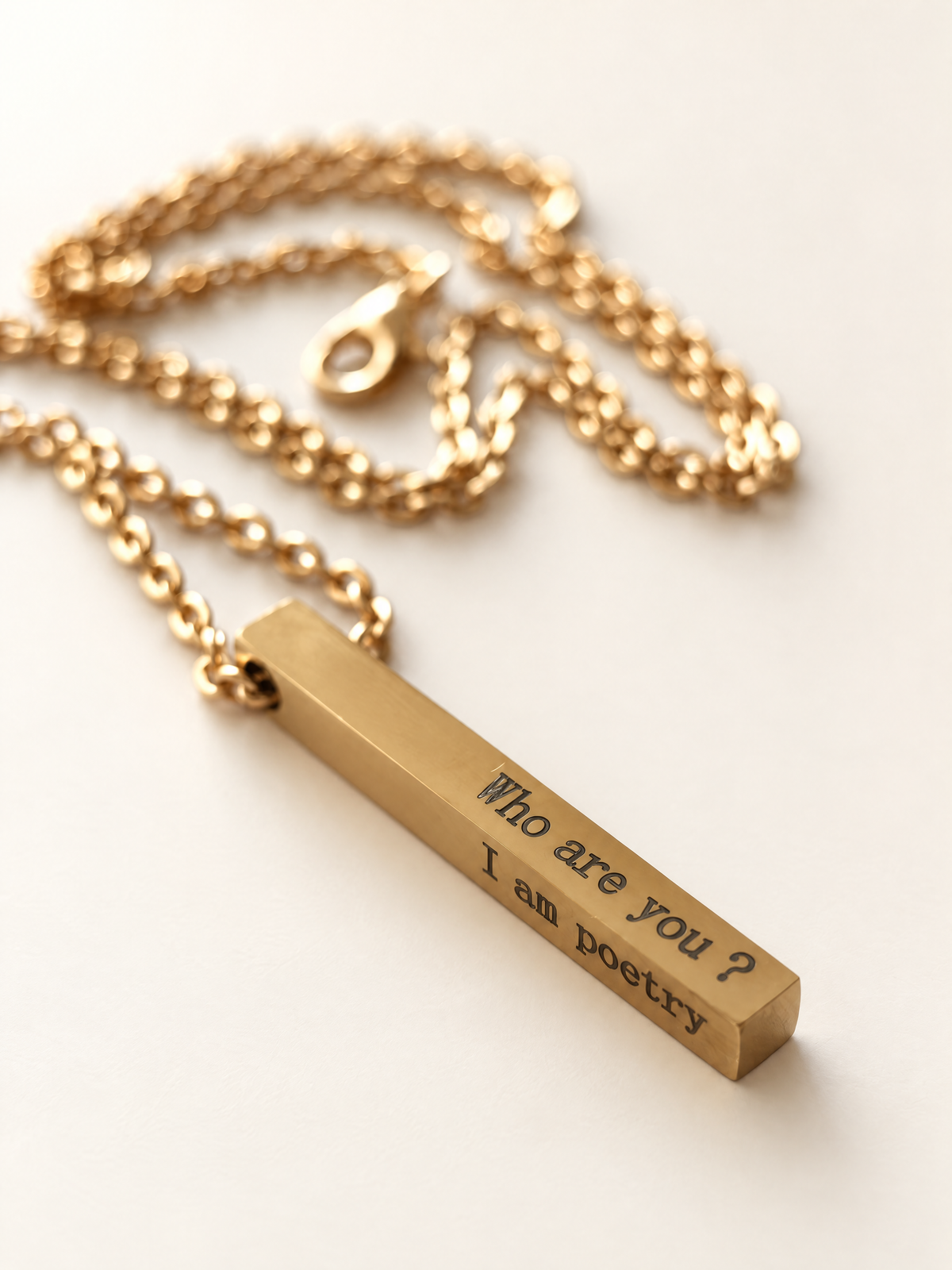Poesía Pendant English with gold chain and clasp