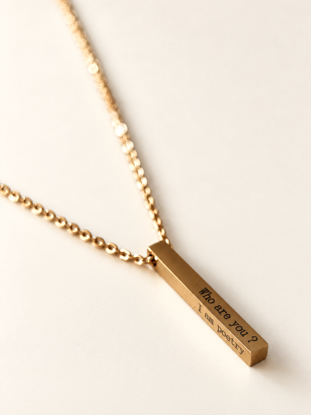 Poesía Pendant English, gold engraved bar Who are you ? I am poetry on a gold chain